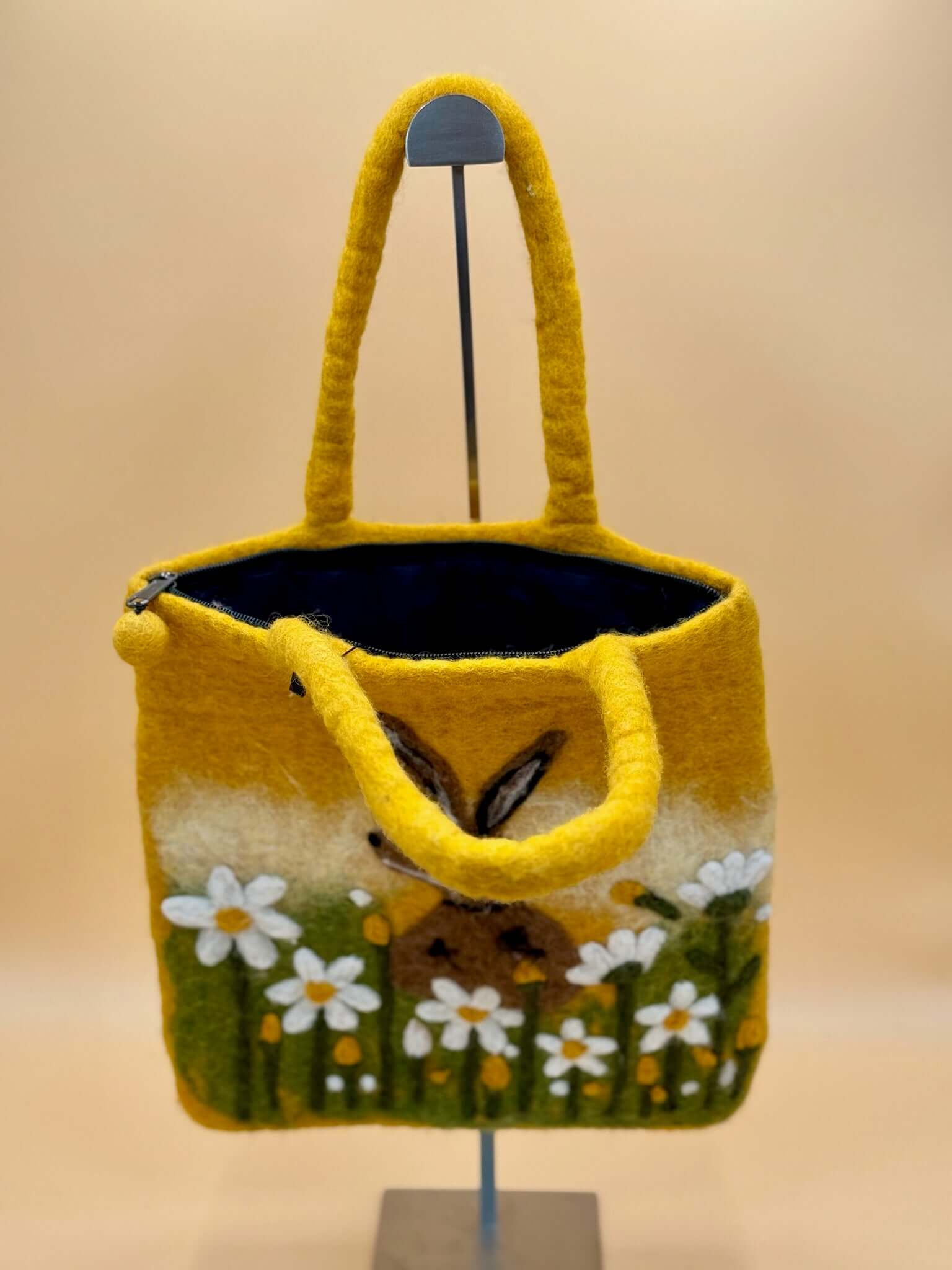 Schultertasche Filztasche Size L Shopper Hase mit Blumen - urbanchameleonberlin