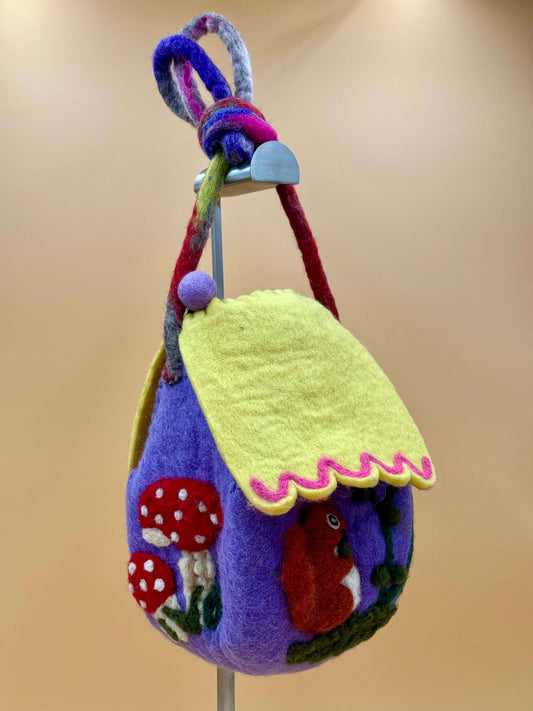Umhängetasche Filztasche Size M Crossbody Häuschen lila - urbanchameleonberlin