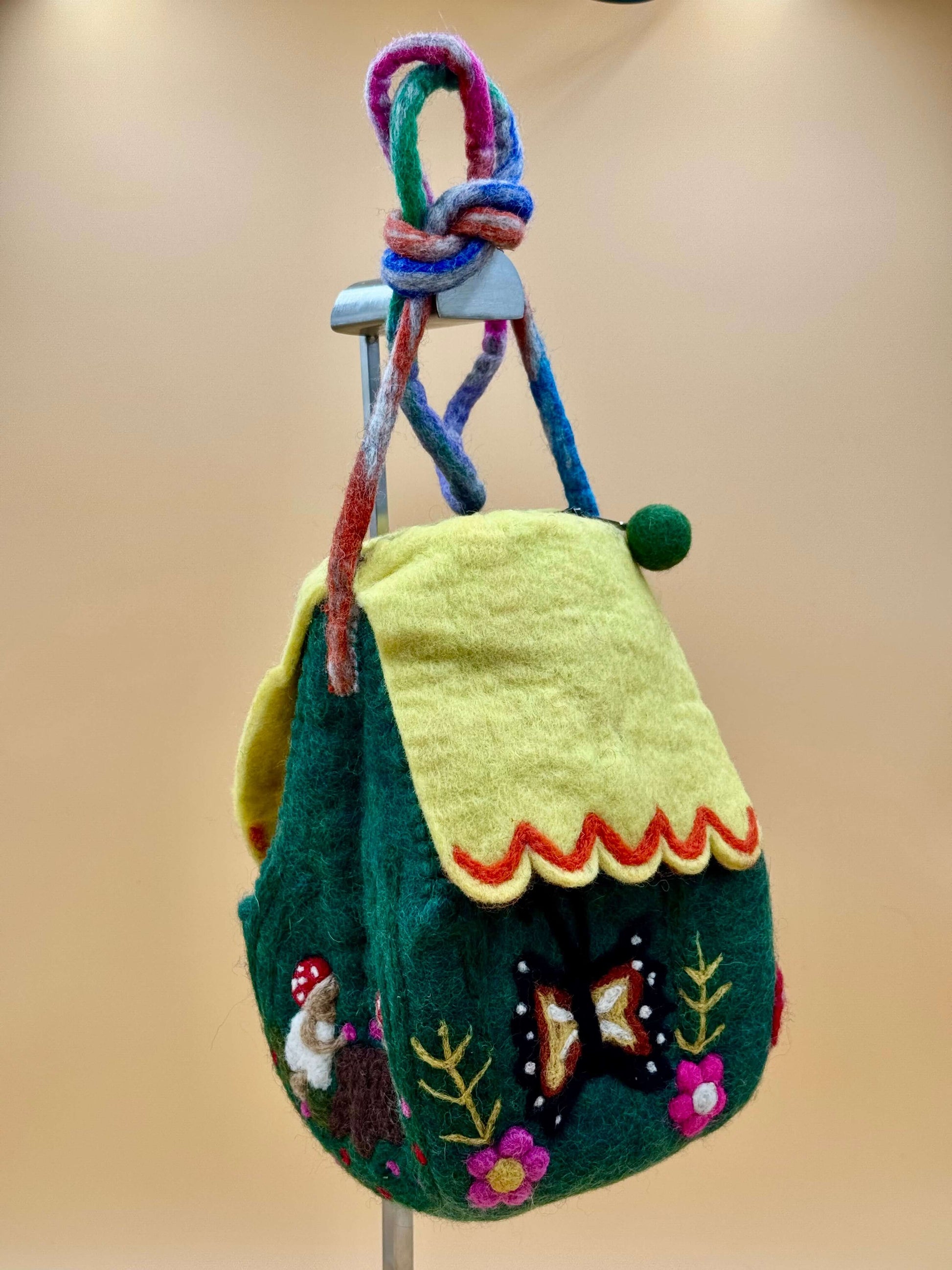Umhängetasche Filztasche Size M Crossbody Häuschen grün - urbanchameleonberlin