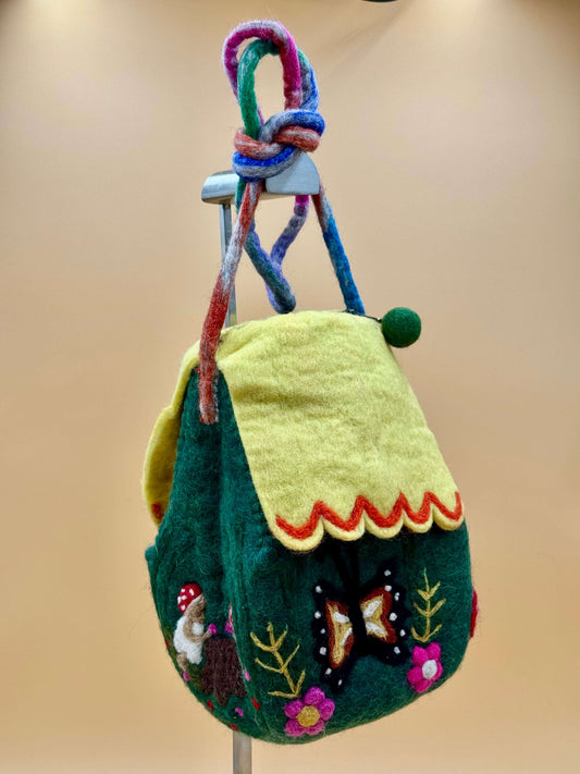 Umhängetasche Filztasche Size M Crossbody Häuschen grün - urbanchameleonberlin