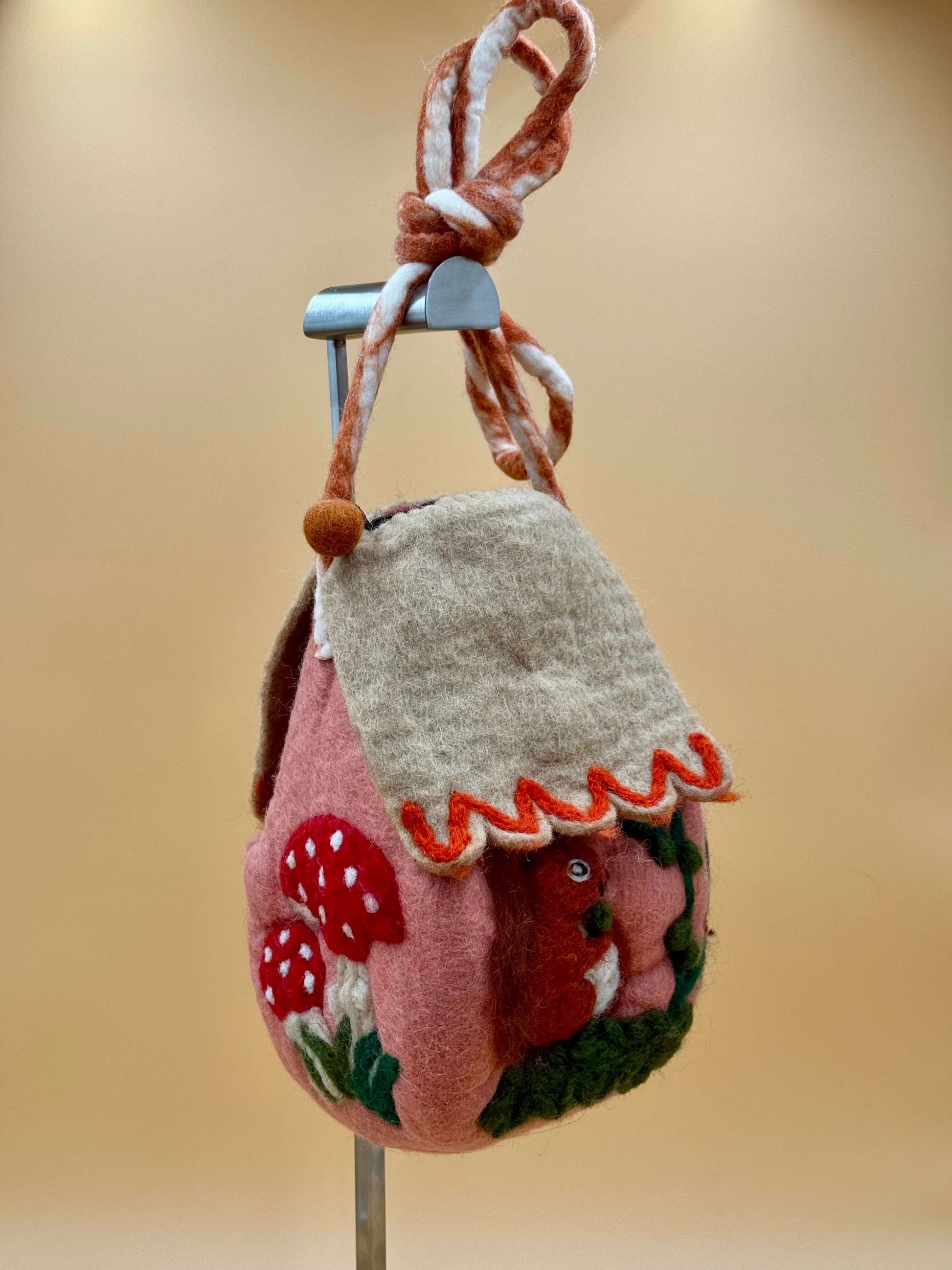 Umhängetasche Filztasche Size M Crossbody Häuschen rosa - urbanchameleonberlin