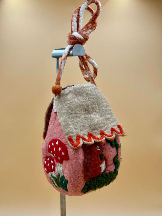 Umhängetasche Filztasche Size M Crossbody Häuschen rosa - urbanchameleonberlin