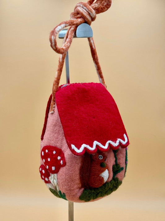 Umhängetasche Filztasche Size M Crossbody Häuschen rosa-rot - urbanchameleonberlin