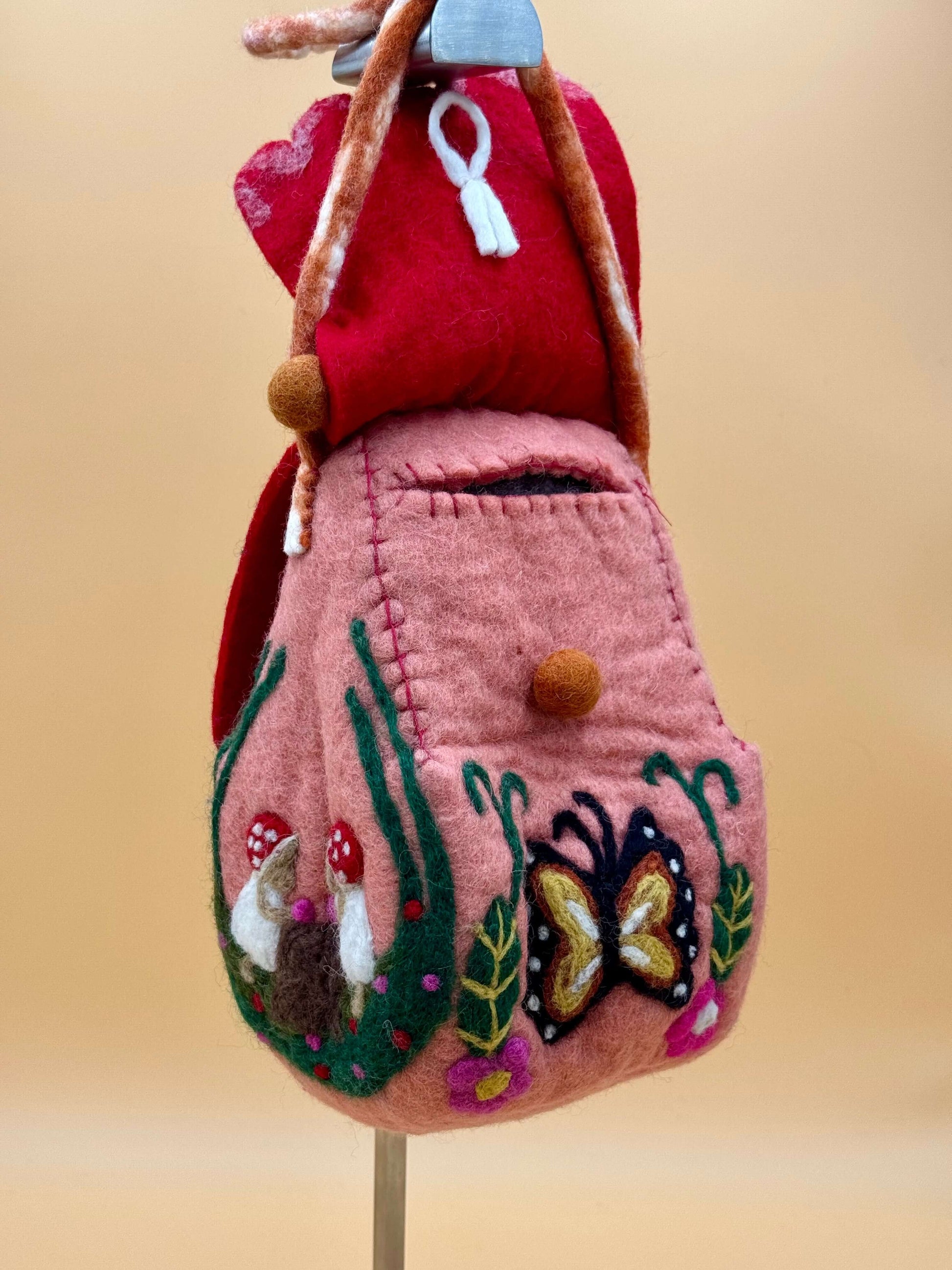 Umhängetasche Filztasche Size M Crossbody Häuschen rosa-rot - urbanchameleonberlin