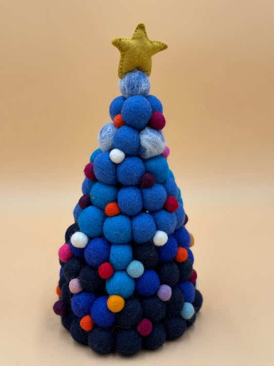 Filzfigur großer Weihnachtsbaum - urbanchameleonberlin