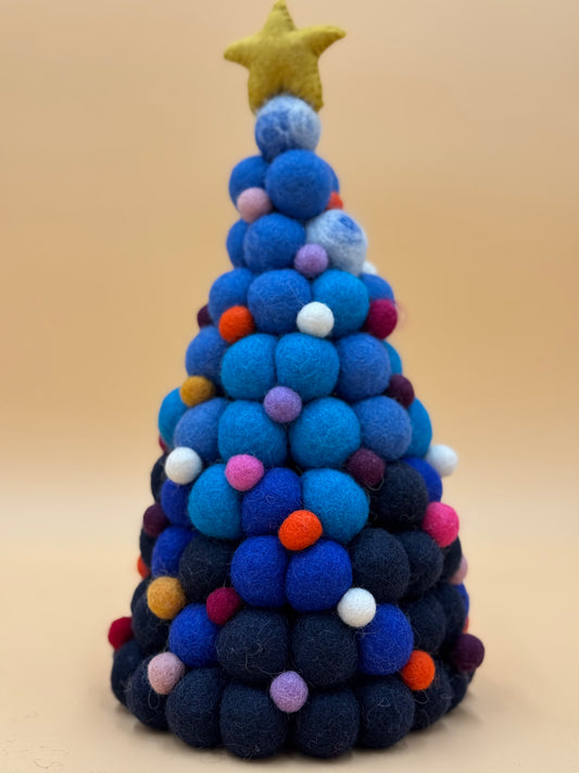 Filzfigur großer Weihnachtsbaum - urbanchameleonberlin