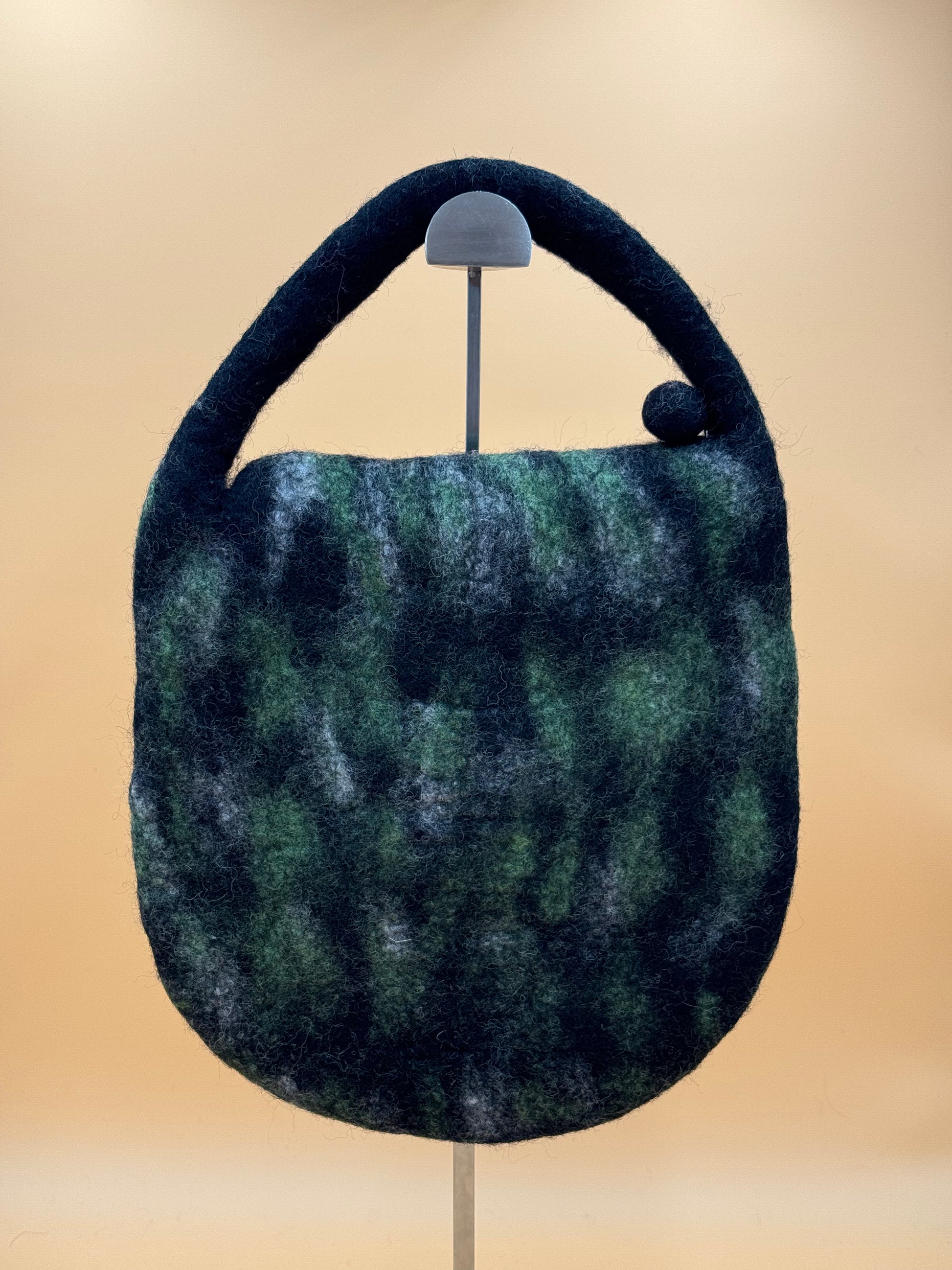 Handtasche Size M Flap Bag Moos mit Blumen - urbanchameleonberlin
