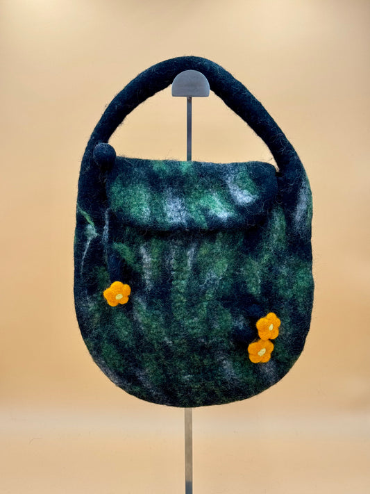 Handtasche Size M Flap Bag Moos mit Blumen - urbanchameleonberlin