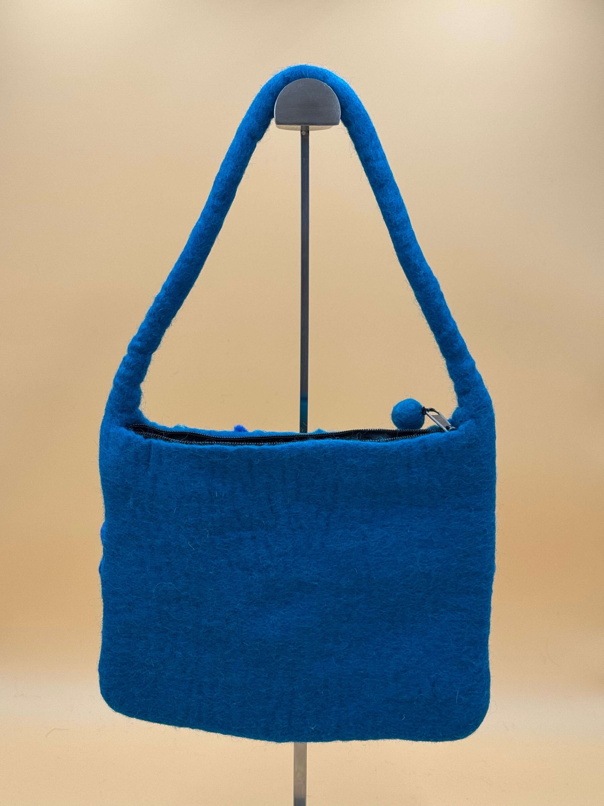 Schultertasche Filztasche Size M Baguette Bag kreative Welle - urbanchameleonberlin