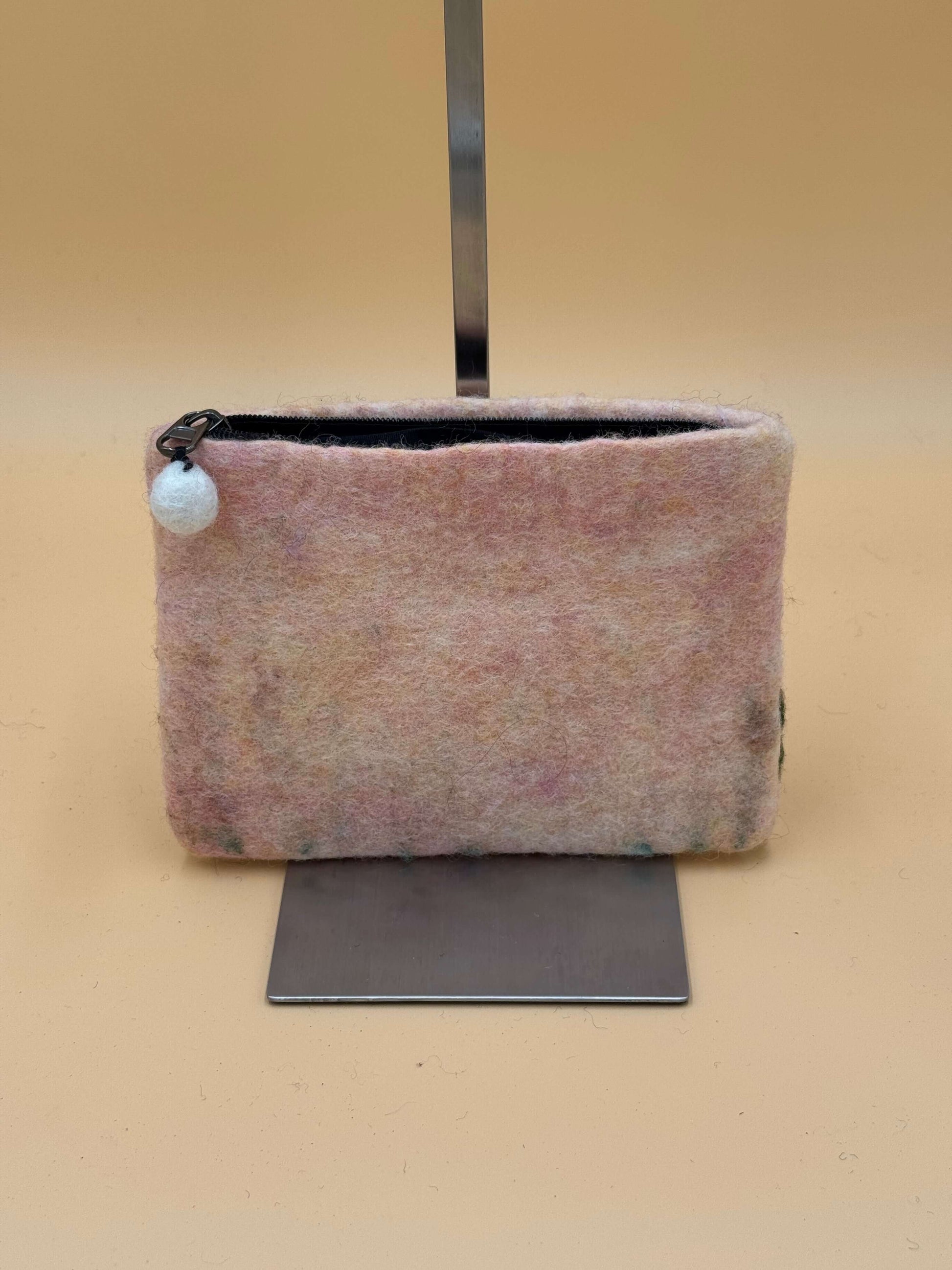 Geldbörse Filztasche Size L Touch Hase mit Blumen beige - urbanchameleonberlin