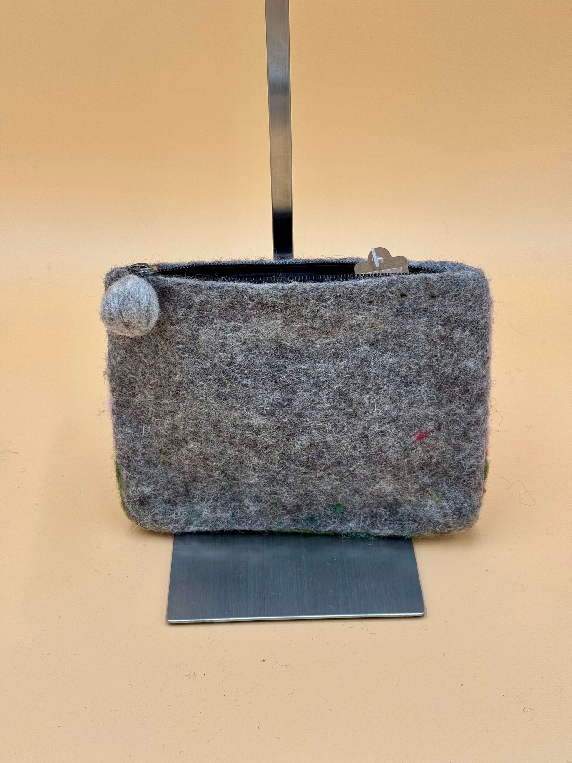 Geldbörse Filztasche Size L Touch Hase mit Blumen grau - urbanchameleonberlin