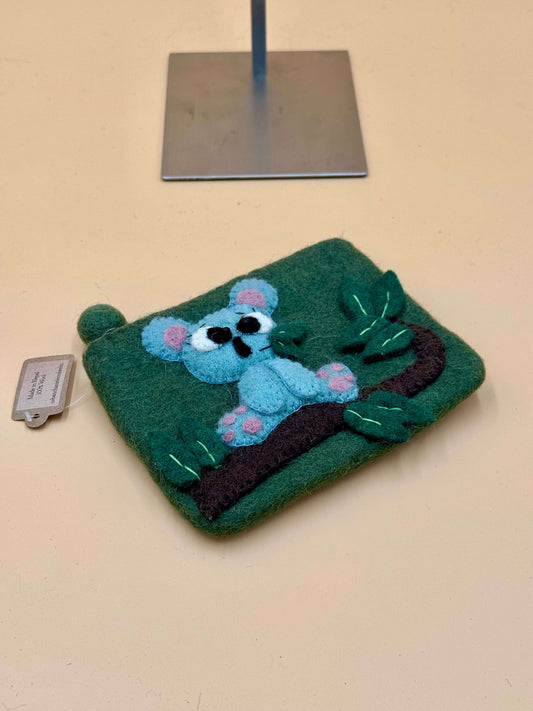 Handmade green felt wallet featuring a cute koala and leaves, Size S Geldbörse Filztasche Touch Koala.