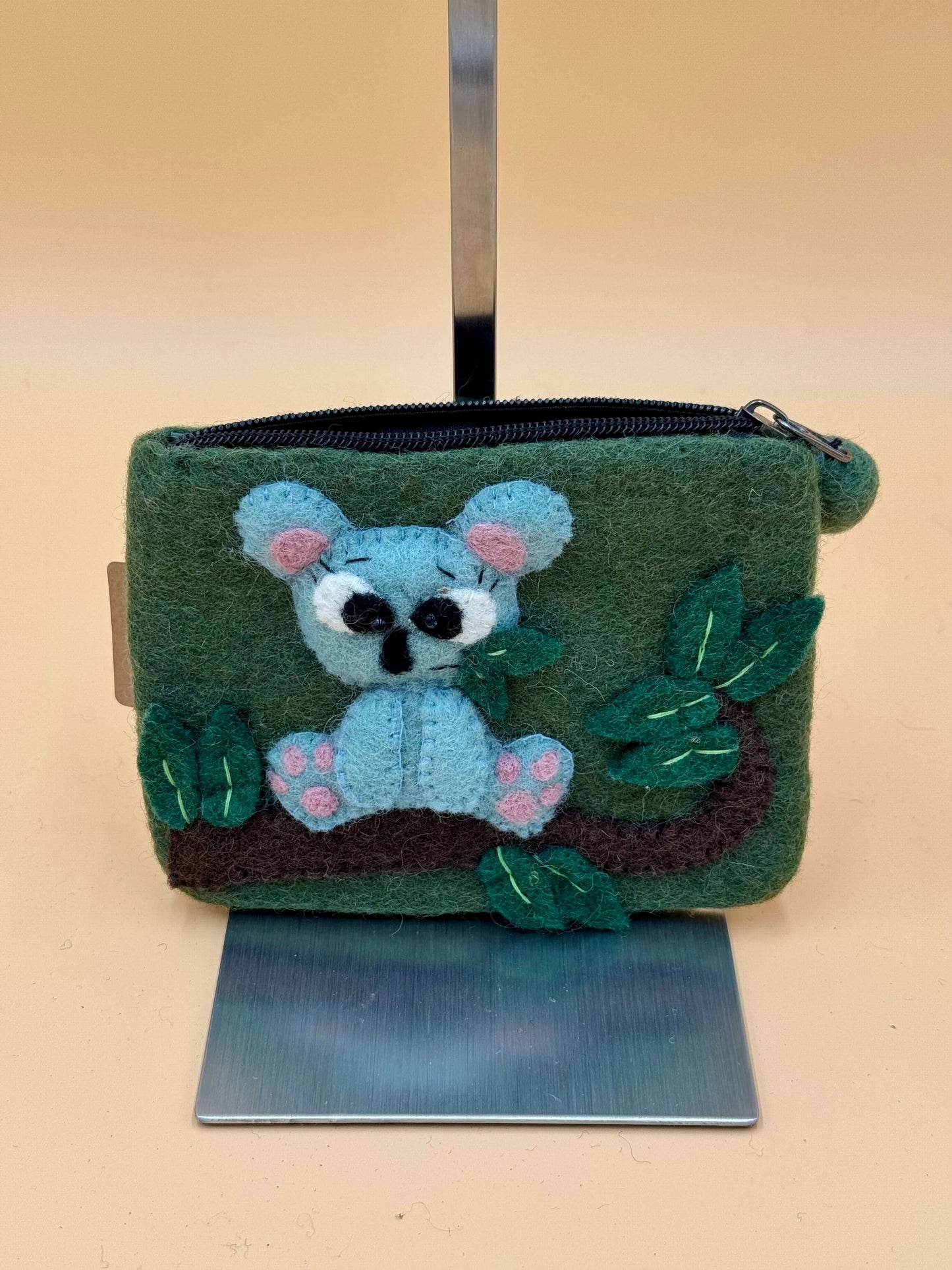 Geldbörse Filztasche Size S Touch Koala in grün mit Koala-Applikation und Pflanzenmotiven, Handgemacht aus Wolle.