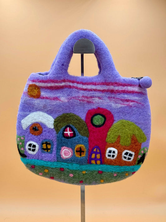 Handtasche Filztasche Size M in lila mit bunten Häusern, handgefertigte Tote Bag aus 100% Wolle, 28x24cm.