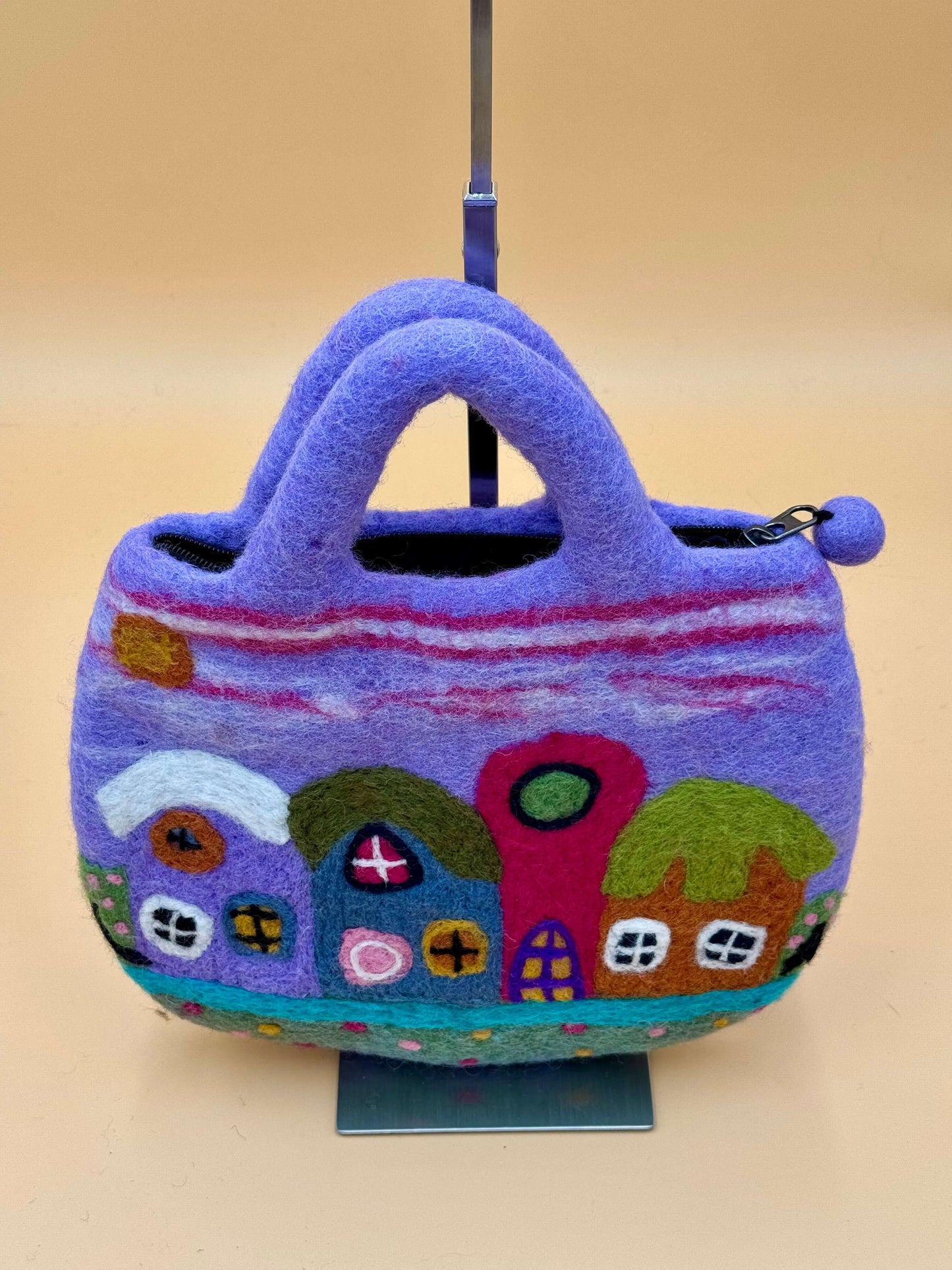 Handtasche Filztasche Size M Totes Bag in lila mit bunten Häusern, handgefertigt aus 100% Wolle, ideal für alltägliche Zwecke.