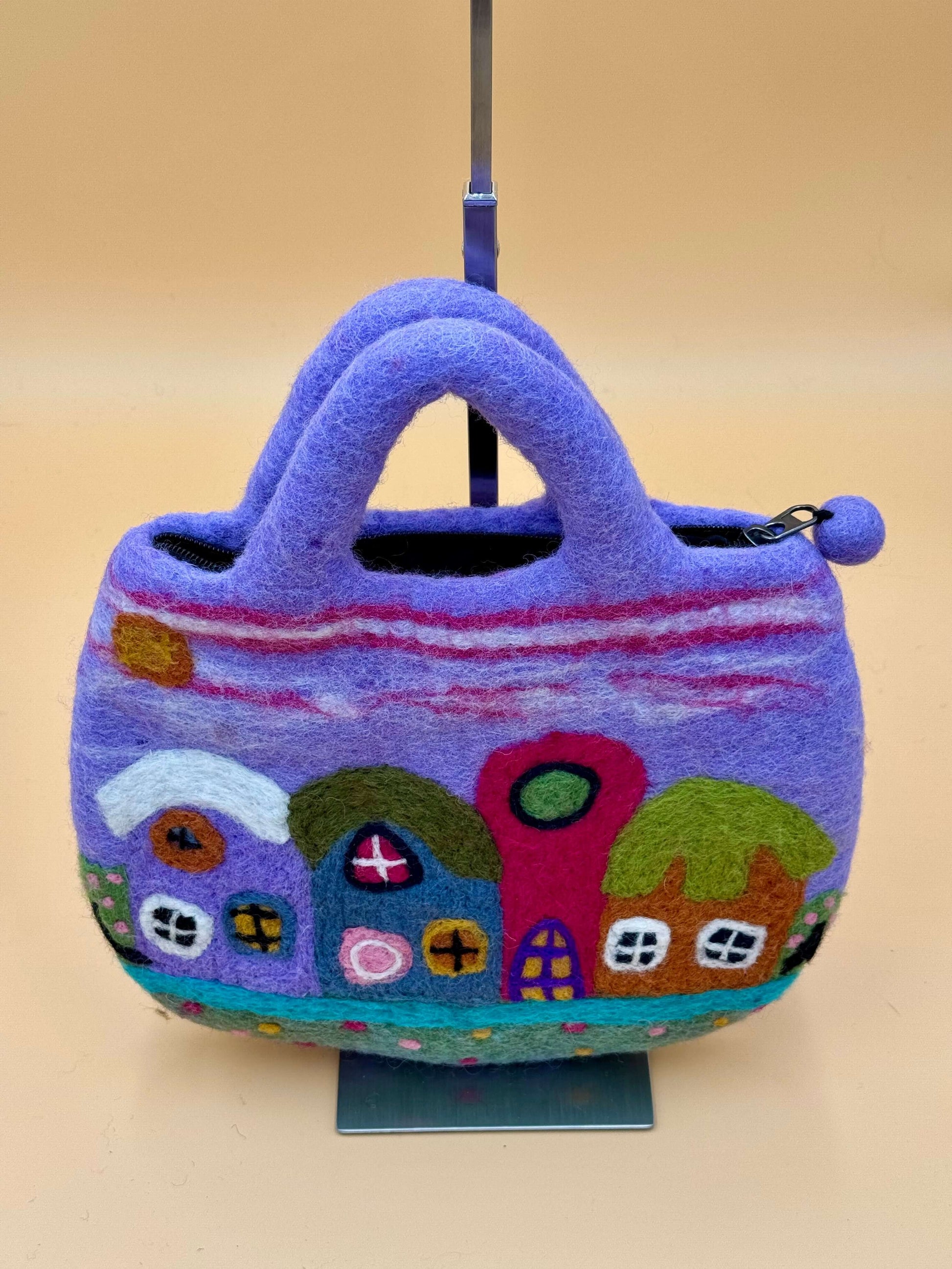 Handtasche Filztasche Size M Totes Bag in lila mit bunten Häusern, handgefertigt aus 100% Wolle, ideal für alltägliche Zwecke.