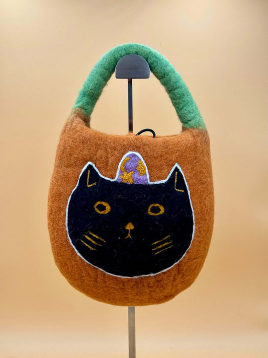 Handgemachte orange Filztasche Size S Bucket Bag mit Katzenmotiv und grünem Henkel, ideal für kleine Dinge.