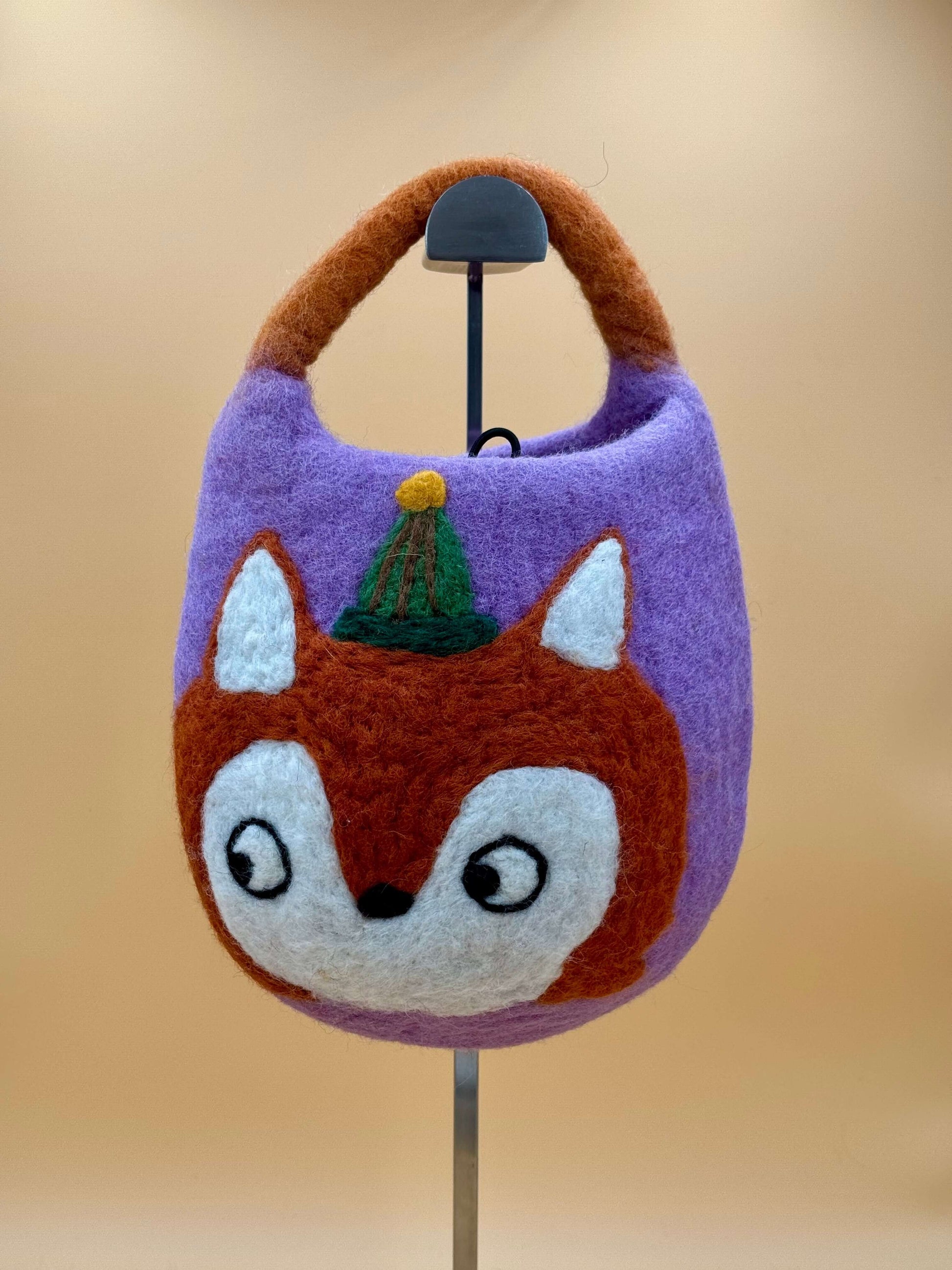 Handtasche Filztasche Size S Bucket Bag Fuchs mit Mütze in lila, braun und weiß, handgemacht aus 100% Wolle.