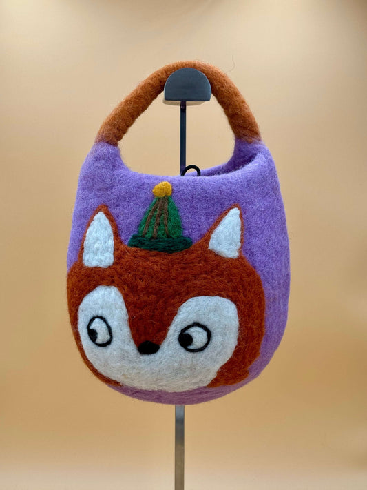 Handtasche Filztasche Size S Bucket Bag Fuchs mit Mütze in lila, braun und weiß, handgemacht aus 100% Wolle.