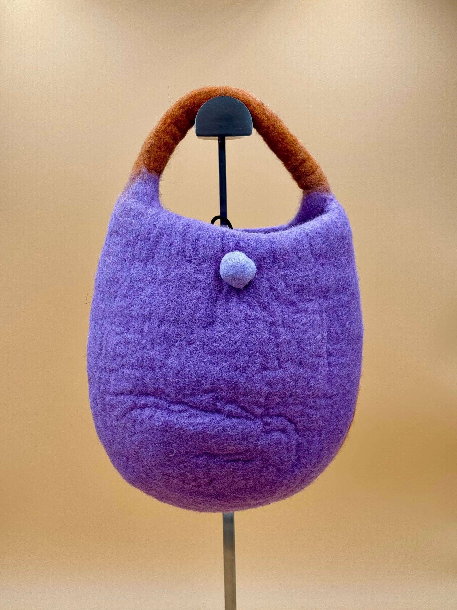 Handtasche Filztasche Size S Bucket Bag Fuchs mit Mütze, lila, rund, handgemacht aus 100% Wolle, ca. 25x24 cm.