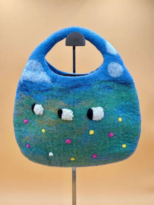 Handgefertigte Handtasche aus Wolle in Blau und Grün mit Schafen, Größe M, ideal für Geldbörse und Kleinigkeiten.
