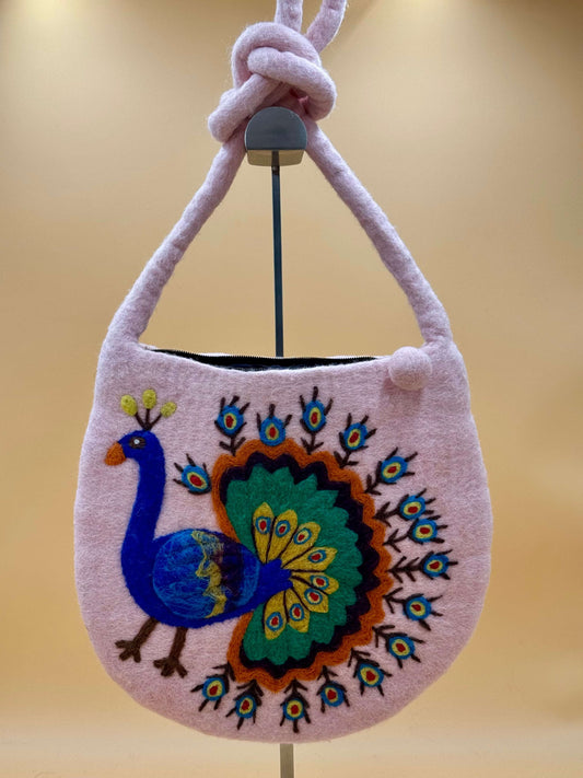 Umhängetasche Filztasche Size M Crossbody Pfau in pink mit buntem Pfau-Design, handgemacht aus 100% Wolle.