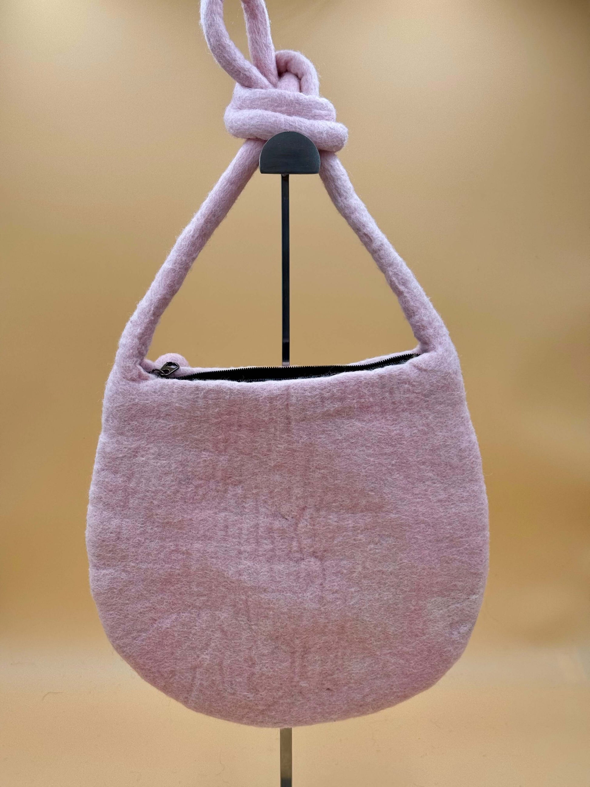 Umhängetasche Filztasche Size M Crossbody Pfau in pink mit Handgriff, handgemacht aus 100% Wolle, modernes Design.