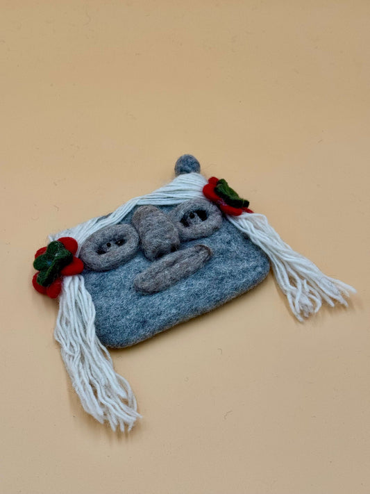 Geldbörse Filztasche Size M Touch Mädchen, handgemachte graue Filztasche mit Gesicht und weißen Haaren.
