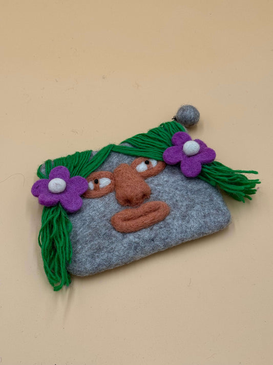 Geldbörse Filztasche Size M mit buntem Gesichtsmotiv, ideal für Mädchen, handgemacht aus Wolle, grün, grau und lila.