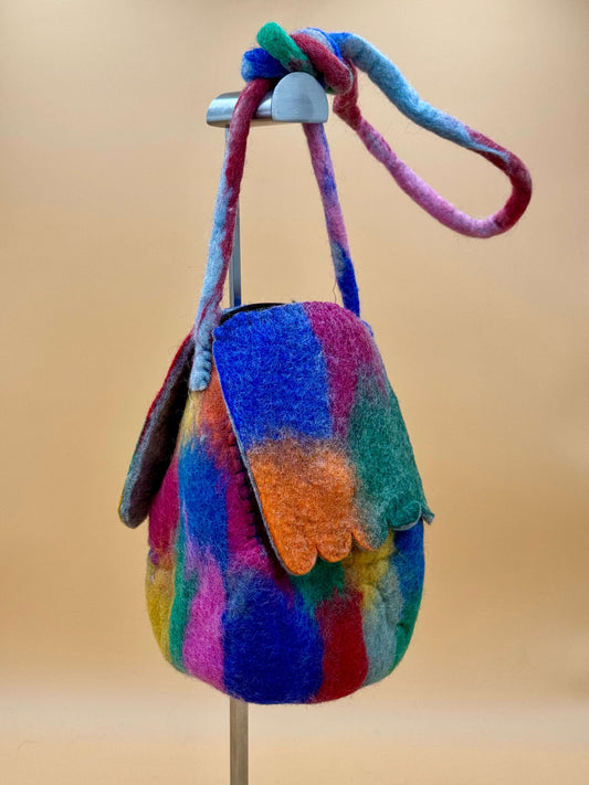 Bunte handgemachte Filztasche in Größe M mit Crossbody-Tragegurt, aus 100% Wolle, drei Innentaschen und Reißverschluss.