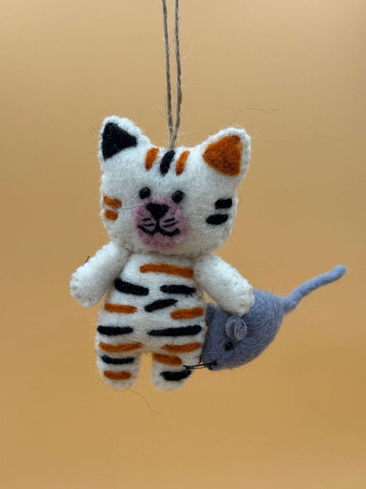 Handgemachter Filzanhänger Schlüsselanhänger Katze mit Maus in braun, schwarz, und weiß aus 100% Wolle.