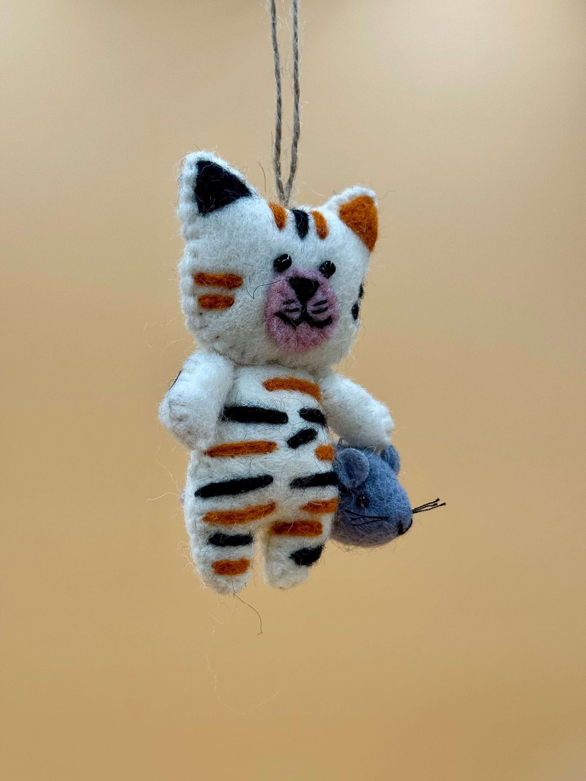Handmade Filzanhänger Schlüsselanhänger Katze mit Maus in braun, schwarz, weiß, aus 100% Wolle, einzigartiges Unikat.