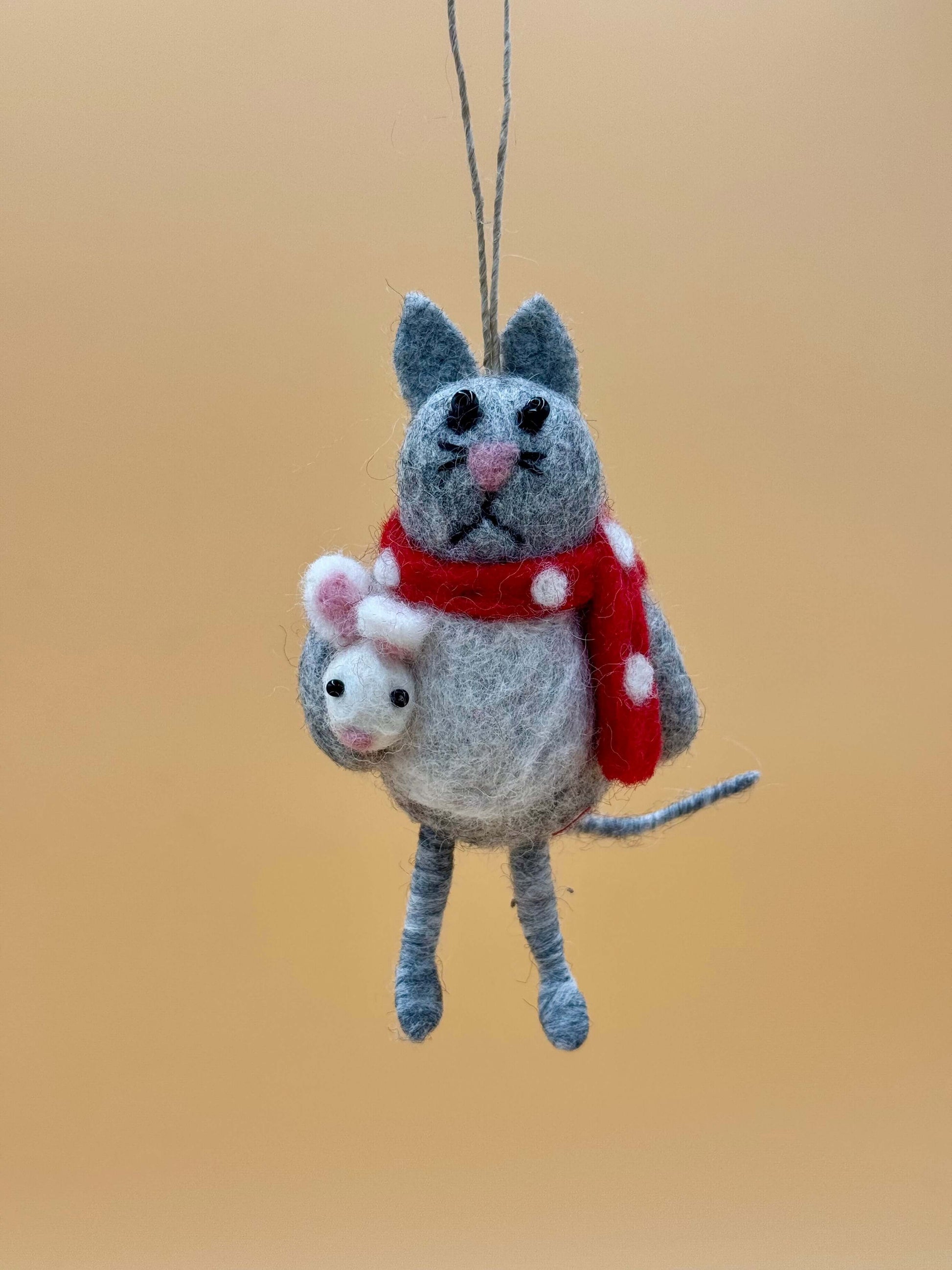 Handmade gray and red felt cat keychain holding a mouse, featuring a scarf and unique design, perfect for cat lovers.