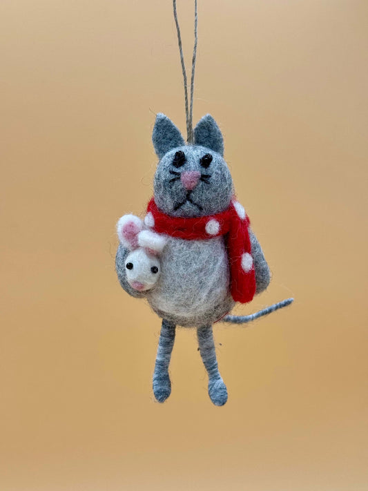Handmade gray and red felt cat keychain holding a mouse, featuring a scarf and unique design, perfect for cat lovers.