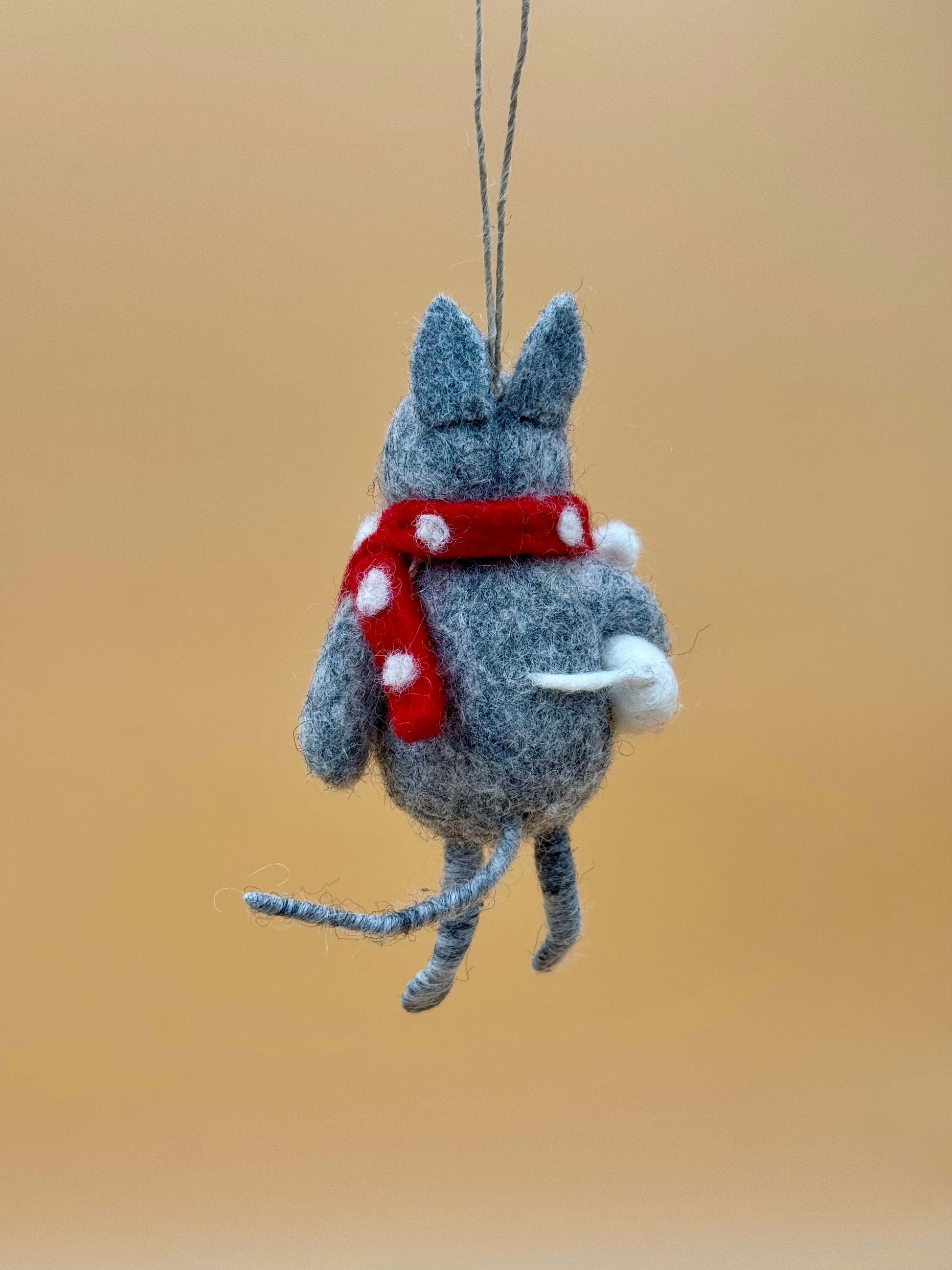 Filzanhänger Schlüsselanhänger Katze mit Maus, grau mit rotem Schal, handgemacht aus 100% Wolle. Unique design.