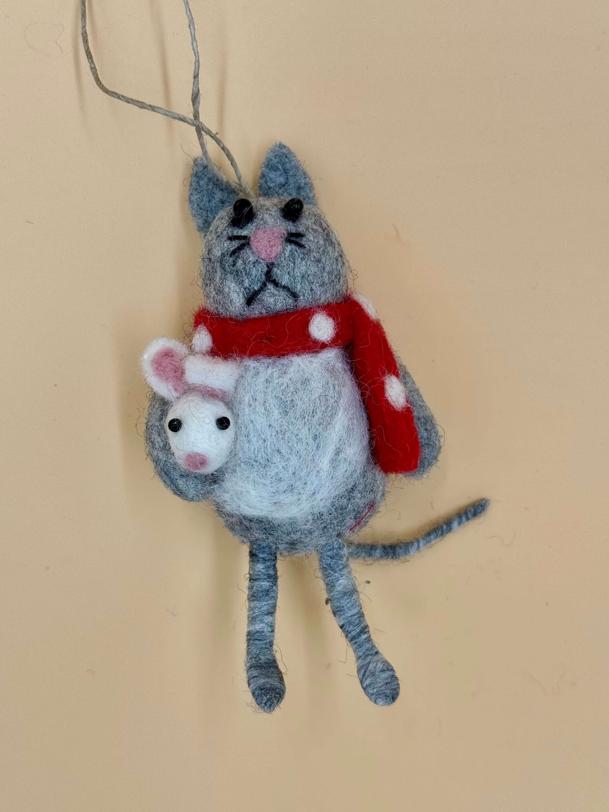 Filzanhänger Schlüsselanhänger Katze mit Maus, handgemacht in grau, rot und weiß, aus 100% Wolle, pflegeleicht.