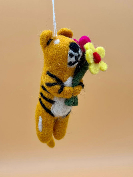 Filzanhänger Schlüsselanhänger Tiger mit Blumen, handgemacht aus 100% Wolle in gelb, schwarz und rot.