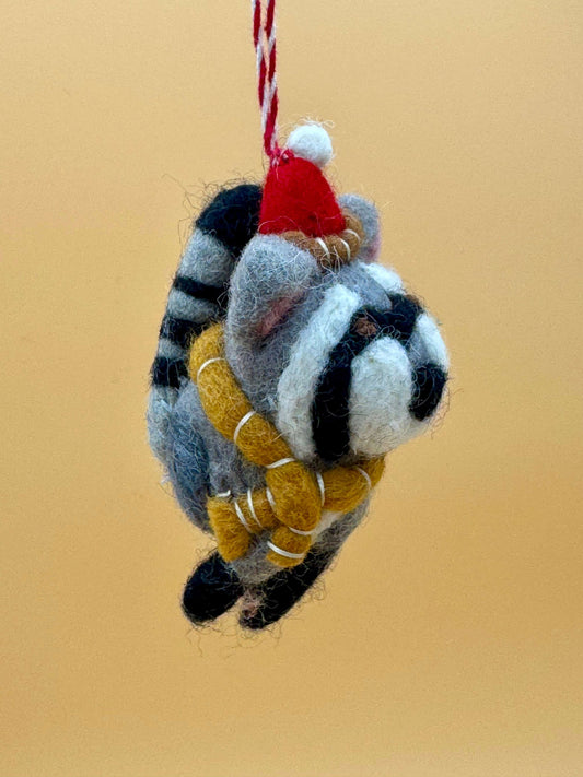 Filzanhänger Schlüsselanhänger Weihnachtswaschbär aus 100% Wolle in grau, schwarz und rot mit Schal und Mütze.