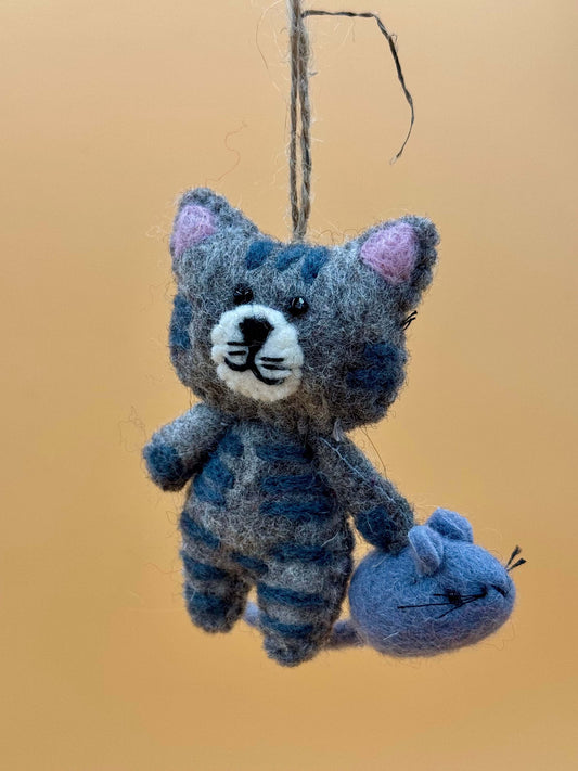 Handgemachter Filzanhänger in Grau-Rosa, Katze mit Maus, Schlüsselanhänger für einzigartige Dekoration.