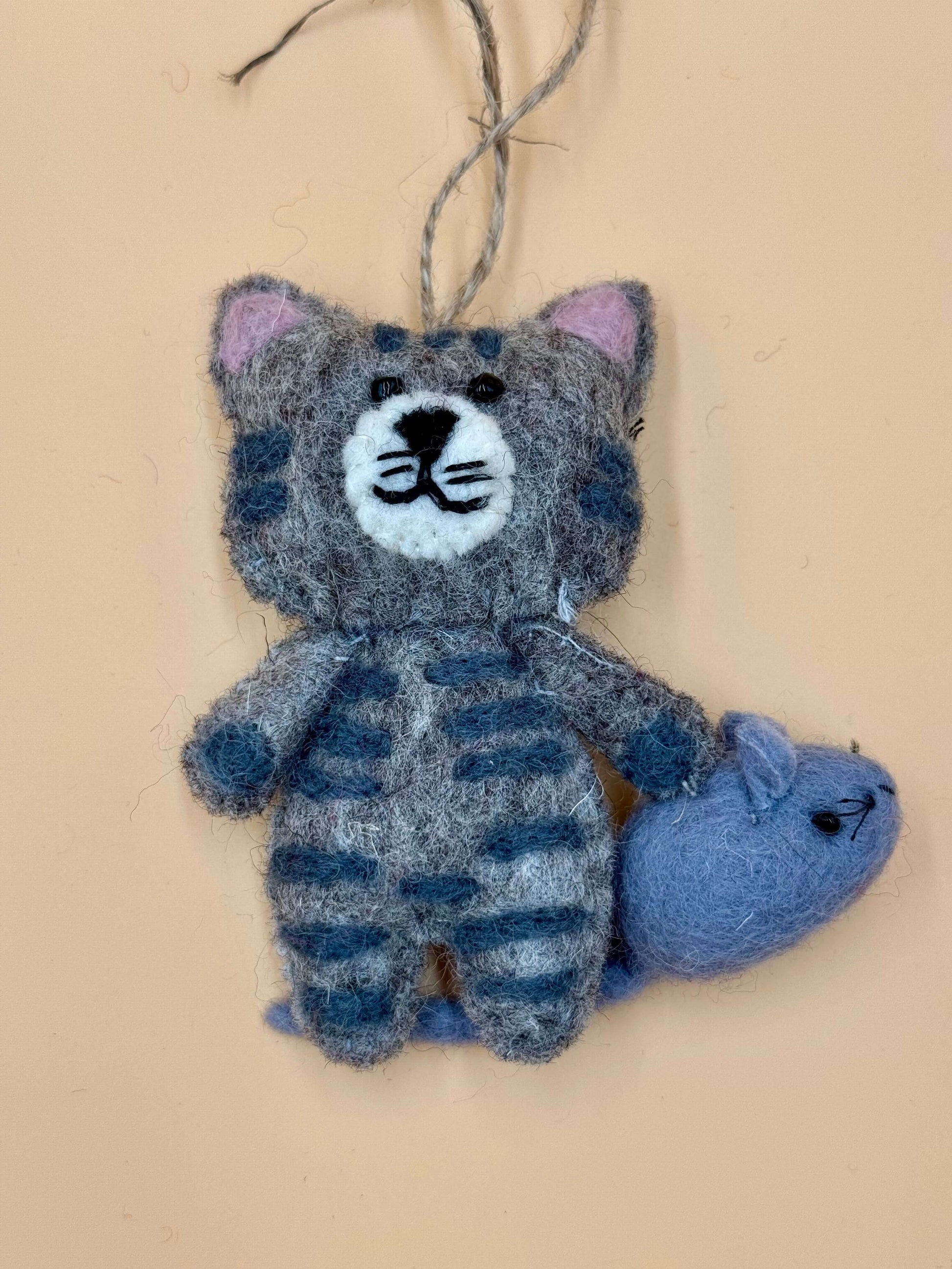 Handmade felt keychain featuring a grey cat with a mouse, unique M size, perfect accessory for cat lovers.