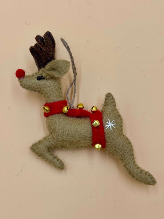 Handgemachter Filzanhänger Schlüsselanhänger Rentier mit Glocken für Weihnachten in beige, braun und rot.