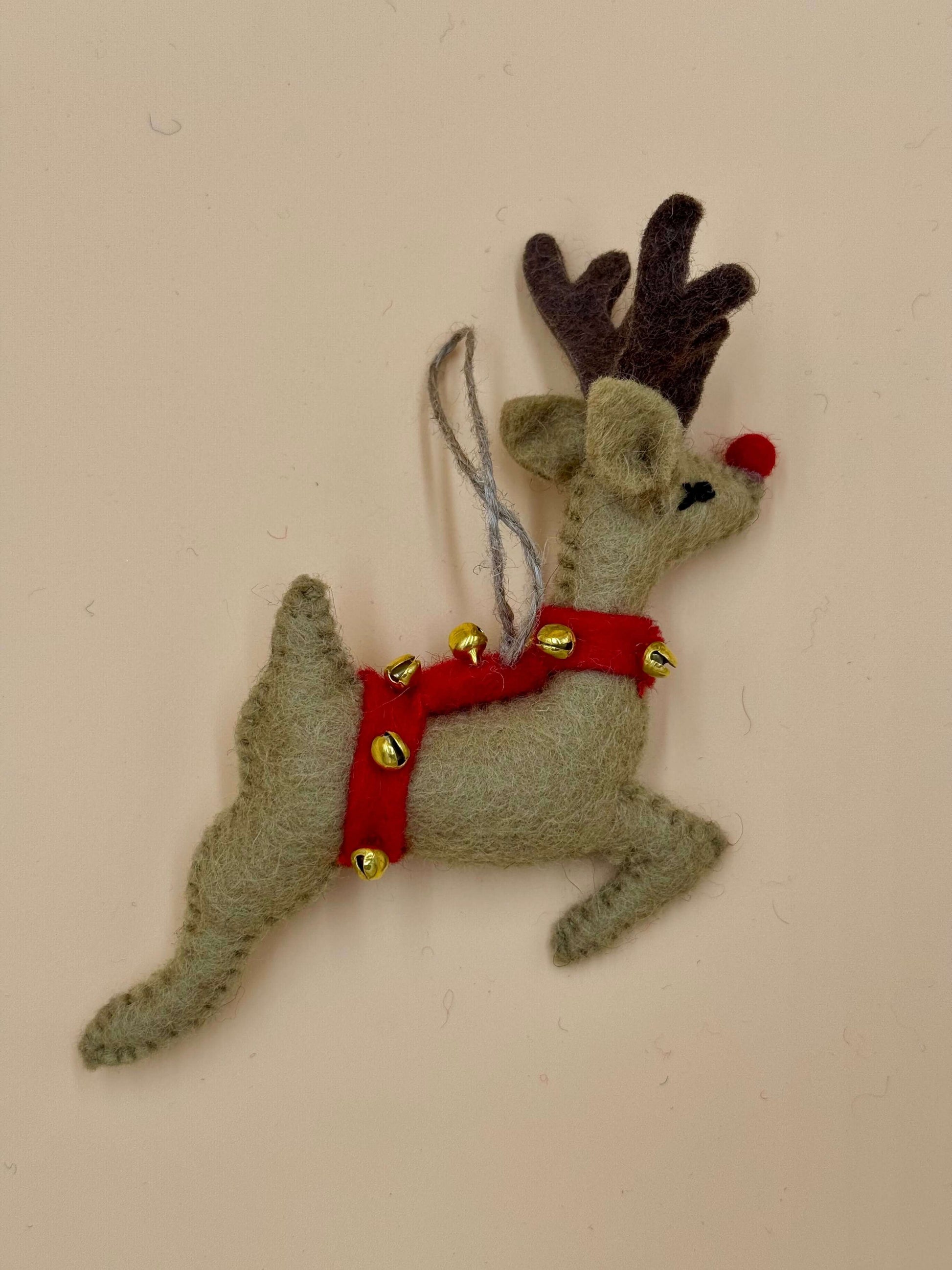 Handgemachter Filzanhänger Schlüsselanhänger Rentier mit Glocken, beige und braun für Weihnachten.