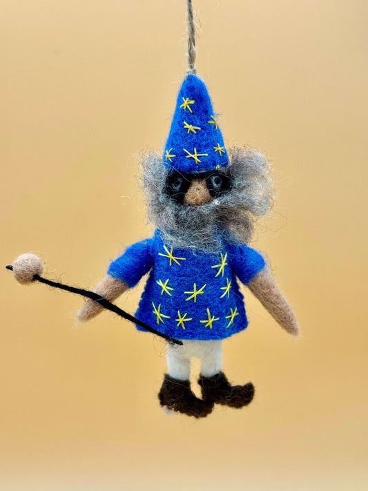 Handmade Filzanhänger Schlüsselanhänger Zaubermann in blau mit Zauberstab, aus 100% Wolle, einzigartiges Unikat.