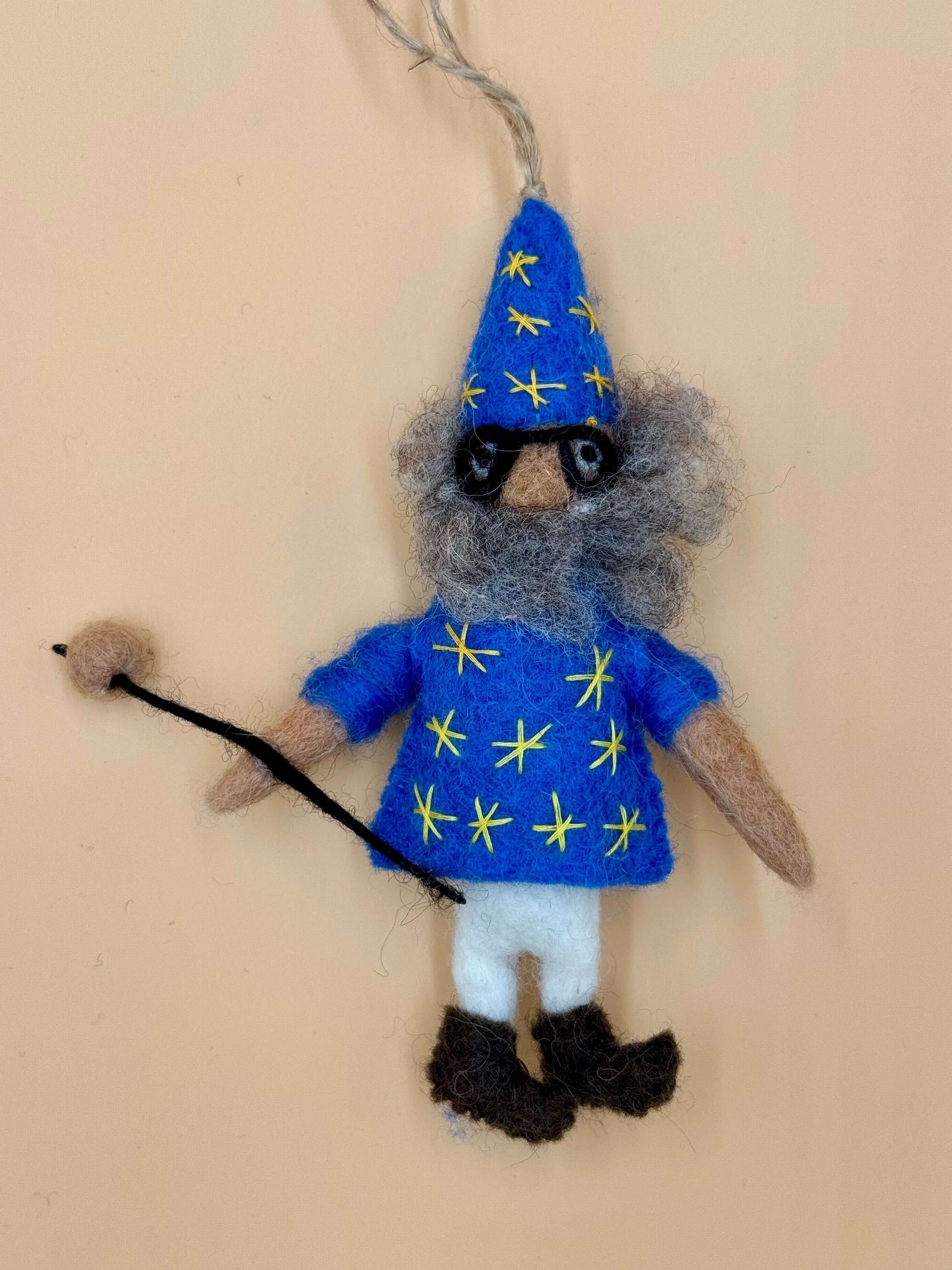 Handgemachter Filzanhänger in Form eines Zaubermanns mit Zauberstab, blau-gelb, Schlüsselanhänger Zaubermann.