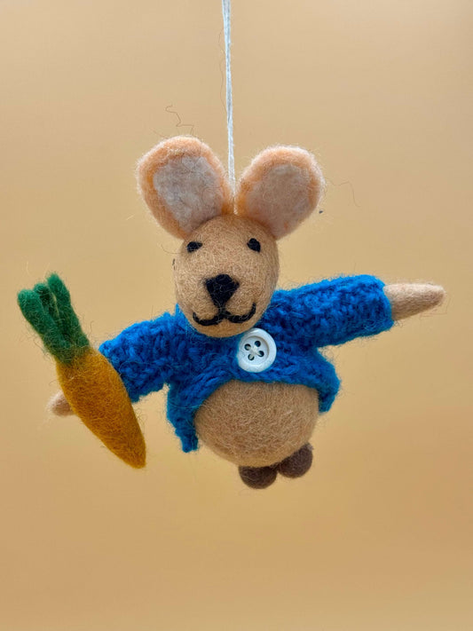 Filzanhänger Schlüsselanhänger Hase mit Karotte in braun und blau, handgemachtes Unikat aus 100% Wolle.