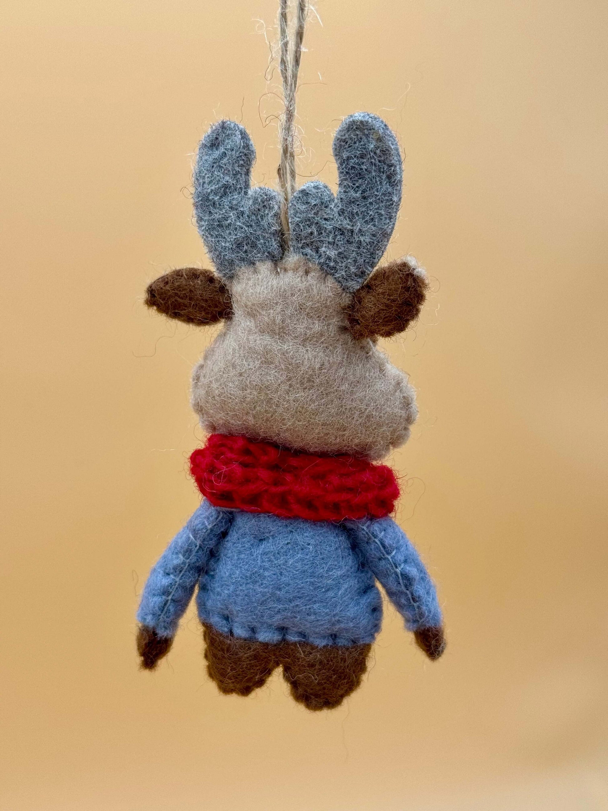 Handmade Filzanhänger Schlüsselanhänger Rentier in rot, grau und blau mit Schal. Einzigartiges Unikat aus 100% Wolle.