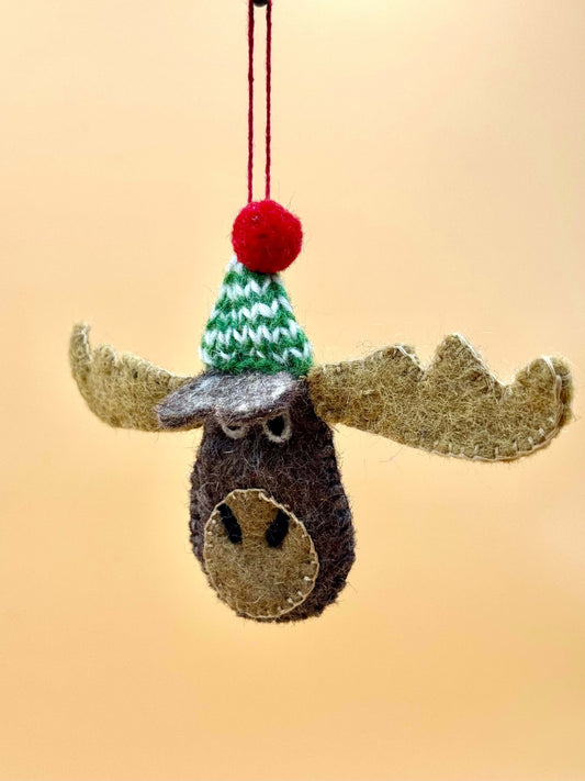Filzanhänger Schlüsselanhänger Rentier, handgemacht aus Wolle in Braun und Grün, perfektes Weihnachtsdeko Stück.