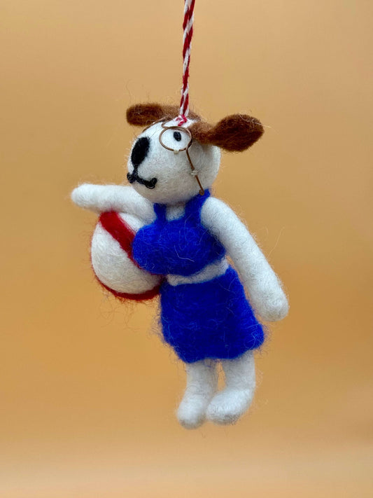 Filzanhänger Schlüsselanhänger Hund mit Volleyball in Blau und Weiß, handgefertigt aus 100% Wolle.