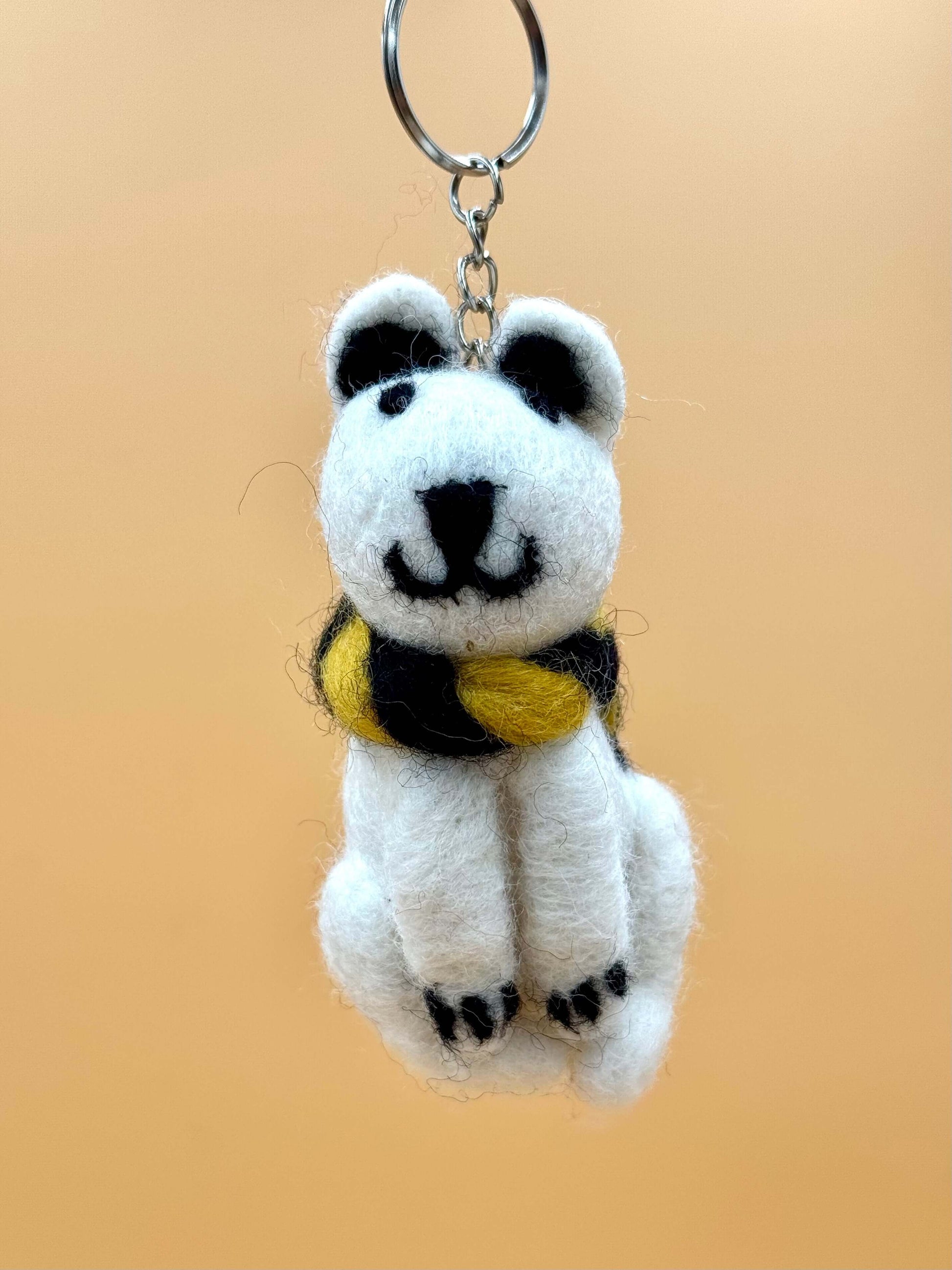 Filzanhänger Schlüsselanhänger Polarbär mit Schall, handgemacht aus 100% Wolle, in schwarz-weiß mit Schal.