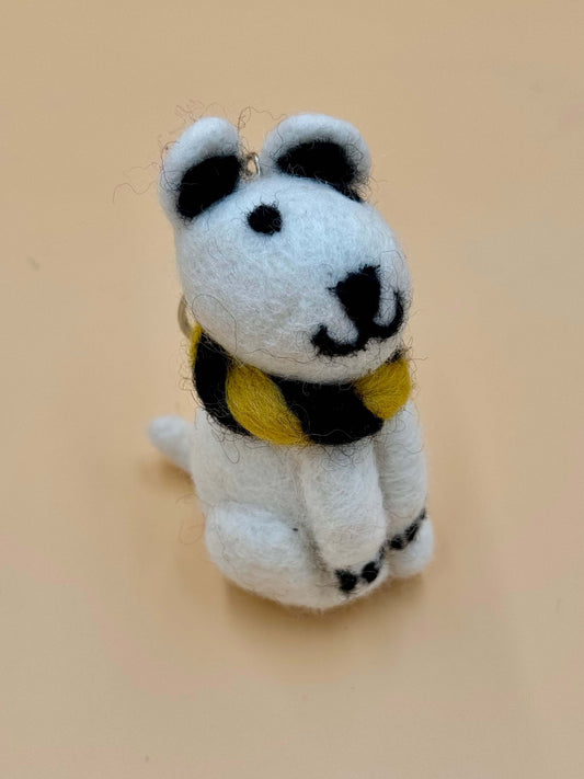 Handmade Filzanhänger Schlüsselanhänger Polarbär mit Schall, schwarz-weiß, aus 100% Wolle, detailreich und einzigartig.